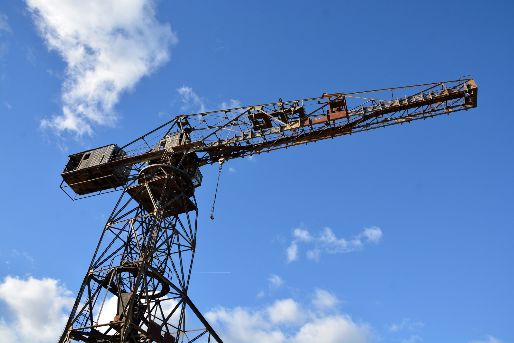 La grue Titan jaune et la grue des anciens chantiers Dubigeon de