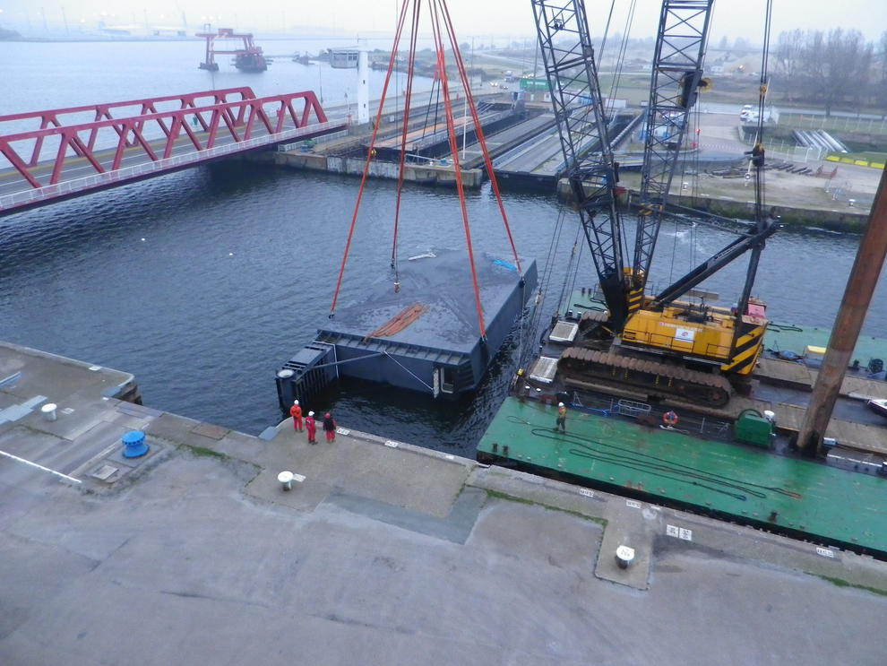 TETIS-Ecluse-Francois-1er-Mise-en-place-du-tunnel-porte-P1-travaux-maritimes-fluviaux-travaux-sous-marins-2