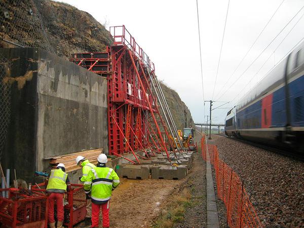 nos-moyens-ouvrage-dart-genie-civil-banches-grandes-hauteur-coffrage-specifiques-tranchee-massilly-coffrage-tgv-2009