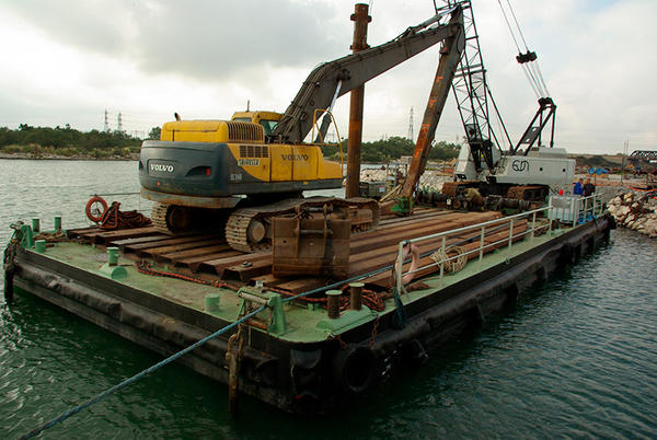 nos-moyens-travaux-maritimes-fluviaux-barges-pontons