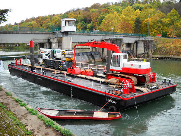 nos-moyens-travaux-maritimes-fluviaux-barges-pontons-barrage-de-bougival-ponton-granit-2009