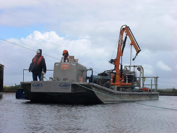 nos-moyens-travaux-maritimes-fluviaux-barges-pontons-barrage-de-per-fanch