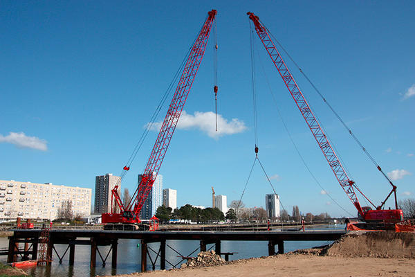 nos-moyens-travaux-maritimes-fluviaux-barges-pontons-madeleine-batardeau-mise-place-guide-de-battage