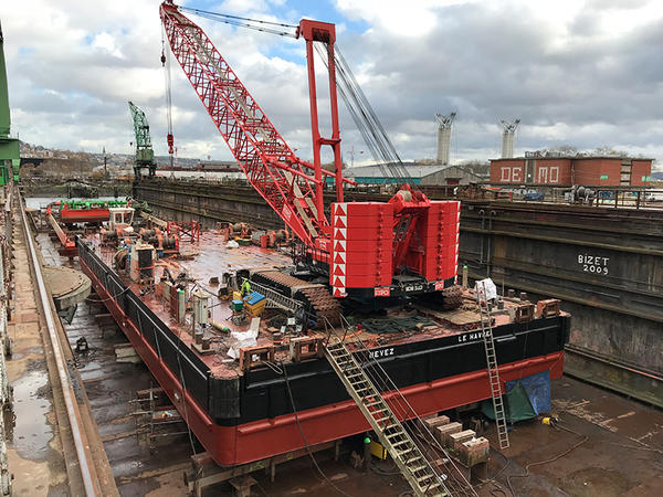 nos-moyens-travaux-maritimes-fluviaux-Grues-bigues-barge-nevez