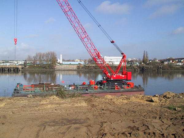 nos-moyens-travaux-maritimes-fluviaux-Grues-bigues-grues-kobelco-160t-01