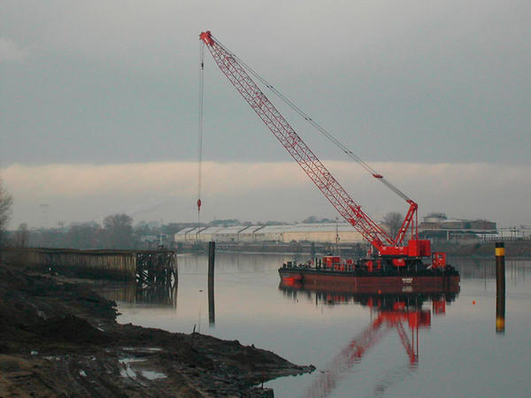 nos-moyens-travaux-maritimes-fluviaux-Grues-bigues-grues-kobelco-160t-02