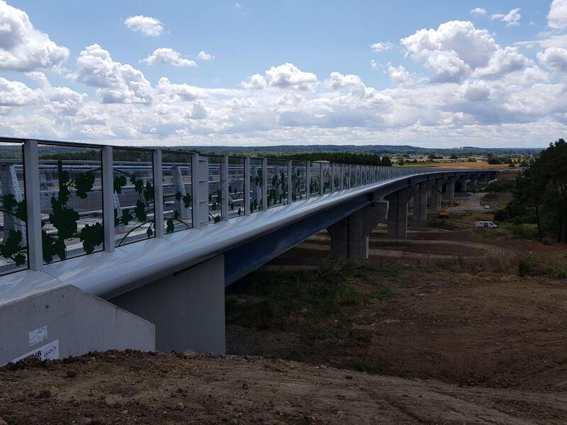 Vista De Trás De Um Peão Que Atravessa Andaimes No Estaleiro Do Metro De  Viena Imagem de Stock Editorial - Imagem de industrial, andaime: 265408974